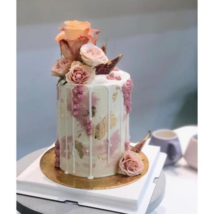Elegant Birthday Cake Free Mini Bouquet Makanan Minuman Makanan