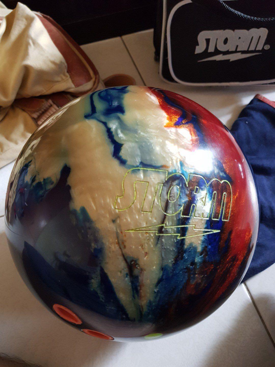 SNAP LOCK 14 lbs STORM BOWLING BALL, Sports Equipment, Sports & Games