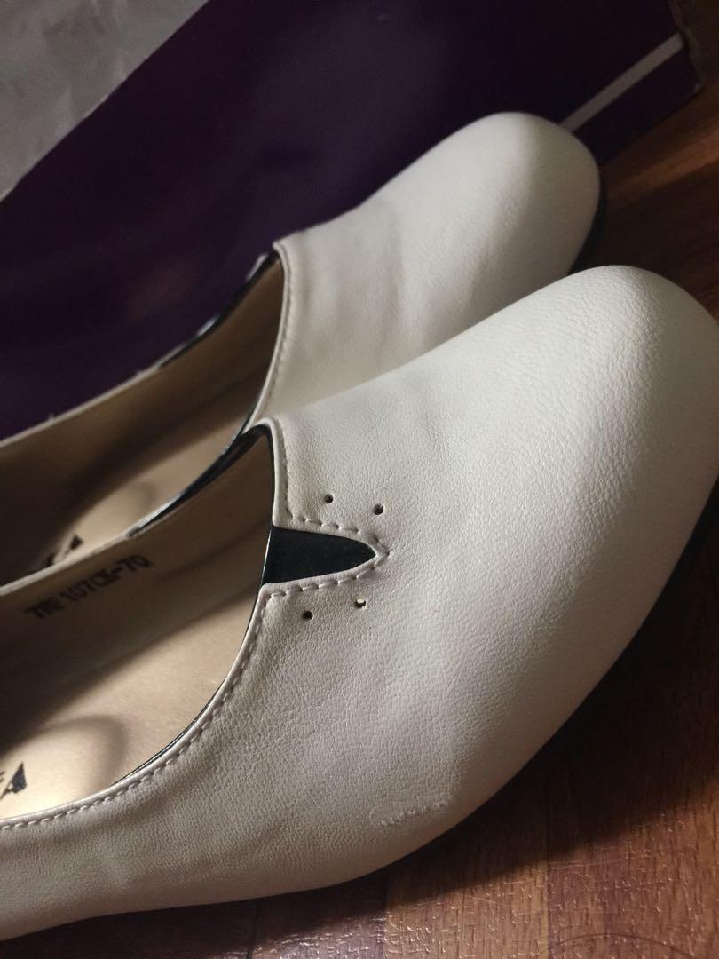Flat shoes white on Carousell