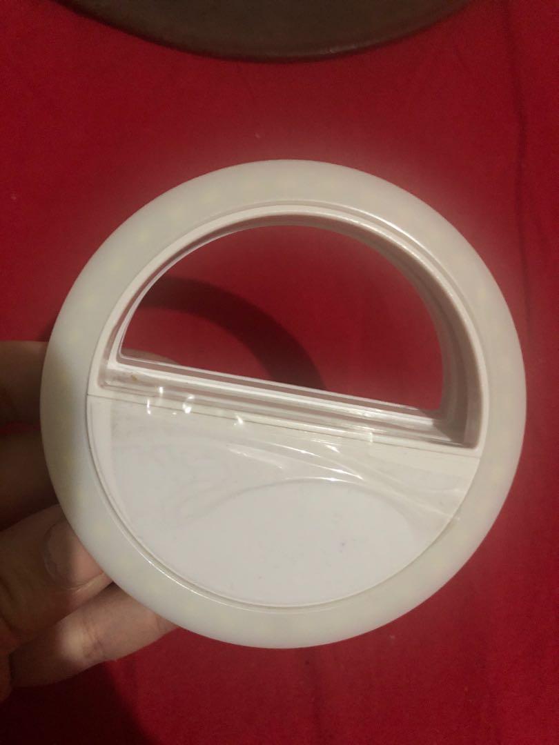 Selfie clip on light (Category: Mounts & Holders) located in Quezon City. Submitted by cheskakim (Listing ID 211876930, Image 2). Description: Tried on once. Plastic still intact. Comes as is.