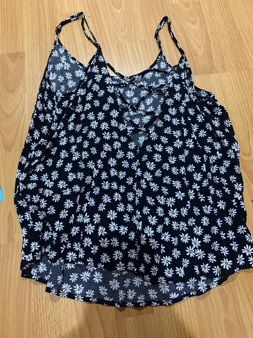 Forever 21 Black Daisy Top (Category: Sleeveless) located in Mandaluyong City. Submitted by hellothere98 (Listing ID 212097156, Image 2). Description: .