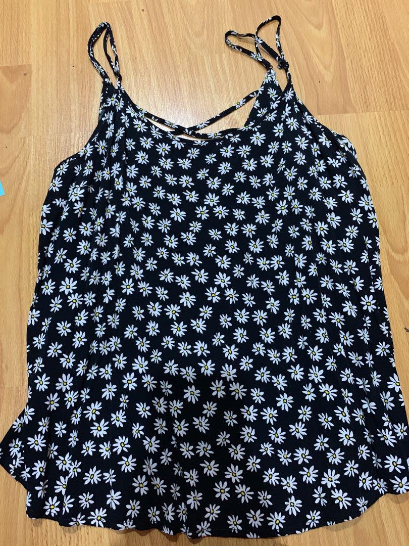 Forever 21 Black Daisy Top (Category: Sleeveless) located in Mandaluyong City. Submitted by hellothere98 (Listing ID 212097156, Image 1). Description: .