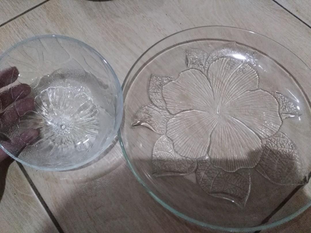 Gumamela Plates and Bowls Set (Category: Dinnerware & Cutlery) located in Quezon City. Submitted by trisha_001 (Listing ID 212048028, Image 1). Description: 12 pcs small bowl 6 pcs big plate gumamela design can be used or can be displayed rfs: dting nka display s cabinet ngaun nakatago na lang.
