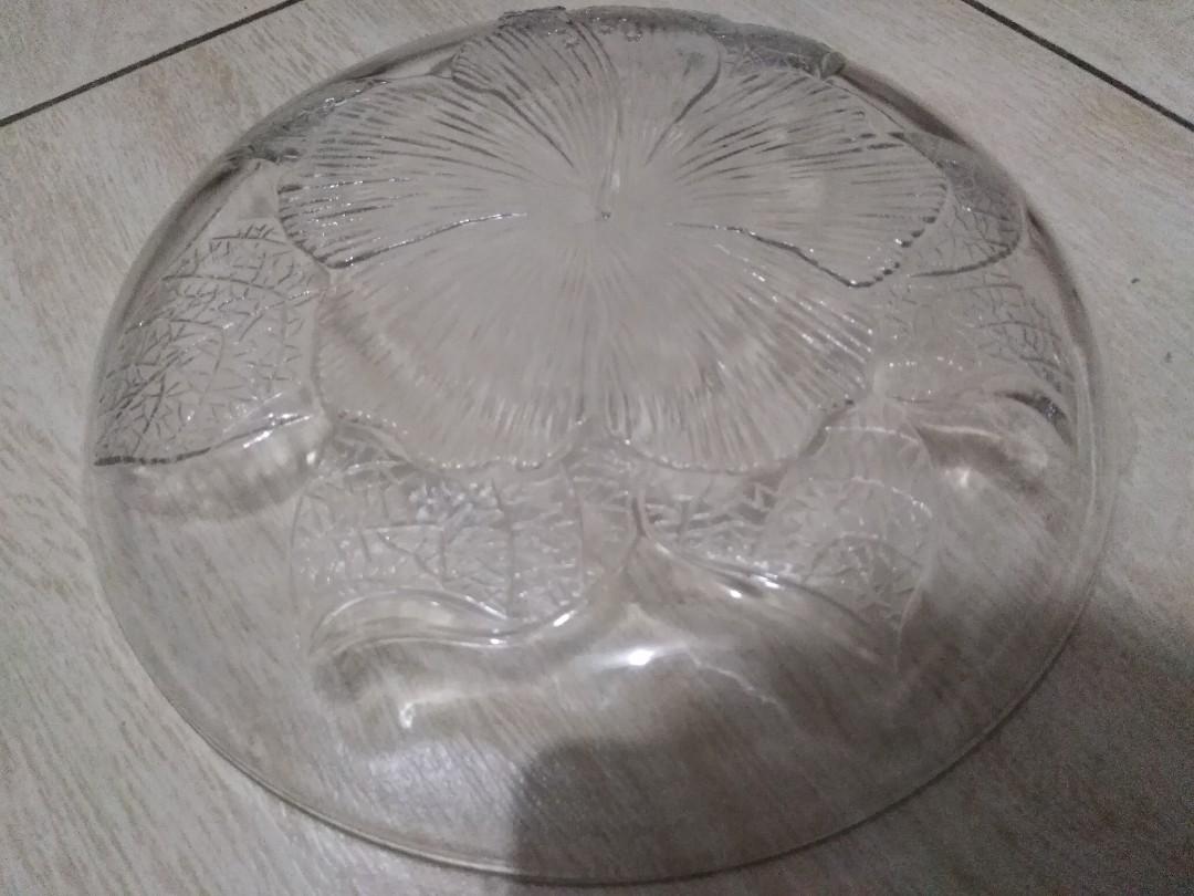 Gumamela Plates and Bowls Set (Category: Dinnerware & Cutlery) located in Quezon City. Submitted by trisha_001 (Listing ID 212048028, Image 3). Description: 12 pcs small bowl 6 pcs big plate gumamela design can be used or can be displayed rfs: dting nka display s cabinet ngaun nakatago na lang.