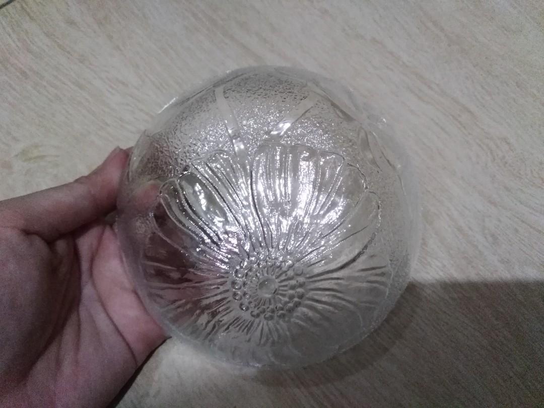 Gumamela Plates and Bowls Set (Category: Dinnerware & Cutlery) located in Quezon City. Submitted by trisha_001 (Listing ID 212048028, Image 2). Description: 12 pcs small bowl 6 pcs big plate gumamela design can be used or can be displayed rfs: dting nka display s cabinet ngaun nakatago na lang.