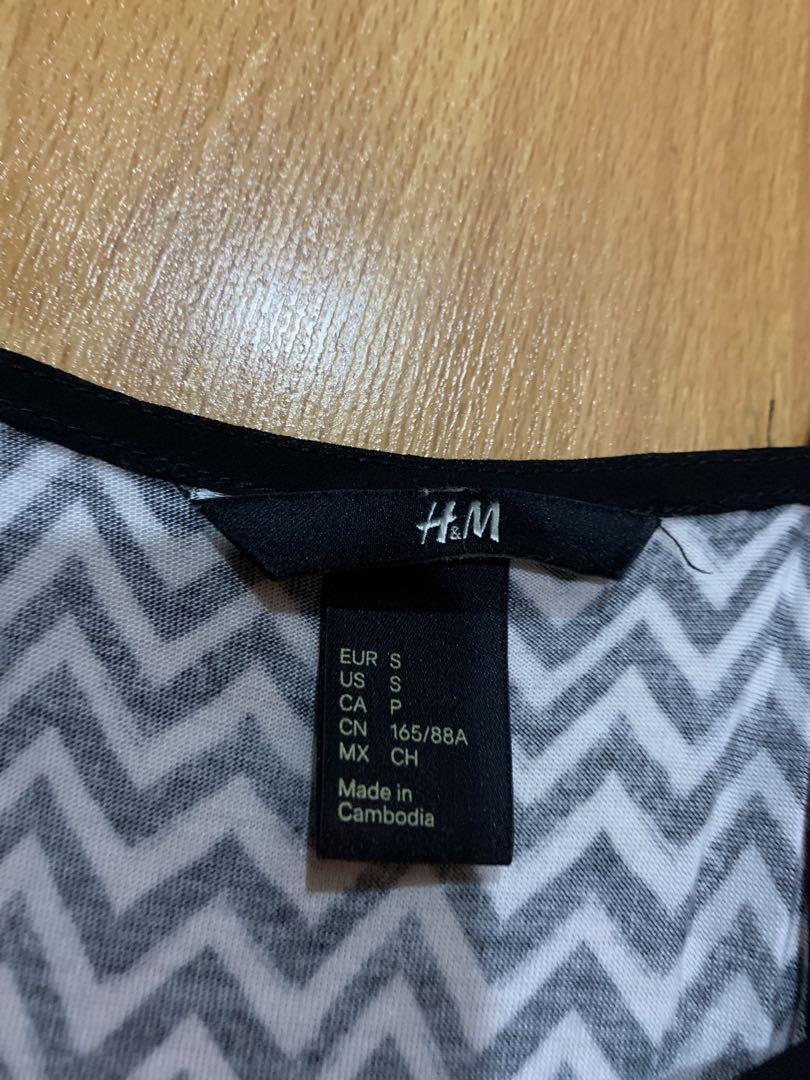 H&M Sleeveless Top (Size S) (Category: Sleeveless) located in Mandaluyong City. Submitted by hellothere98 (Listing ID 212060399, Image 2). Description: Strictly delivery only.