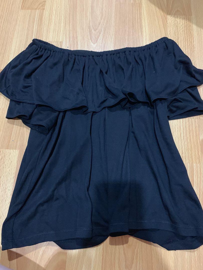 Uniqlo Black Off Shoulder Top (Category: Sleeveless) located in Mandaluyong City. Submitted by hellothere98 (Listing ID 212104346, Image 1). Description: .