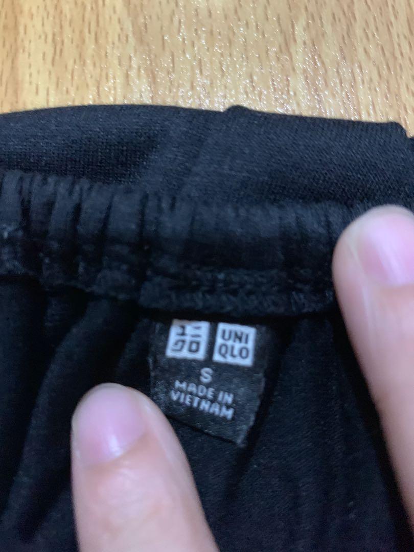 Uniqlo Black Off Shoulder Top (Category: Sleeveless) located in Mandaluyong City. Submitted by hellothere98 (Listing ID 212104346, Image 2). Description: .