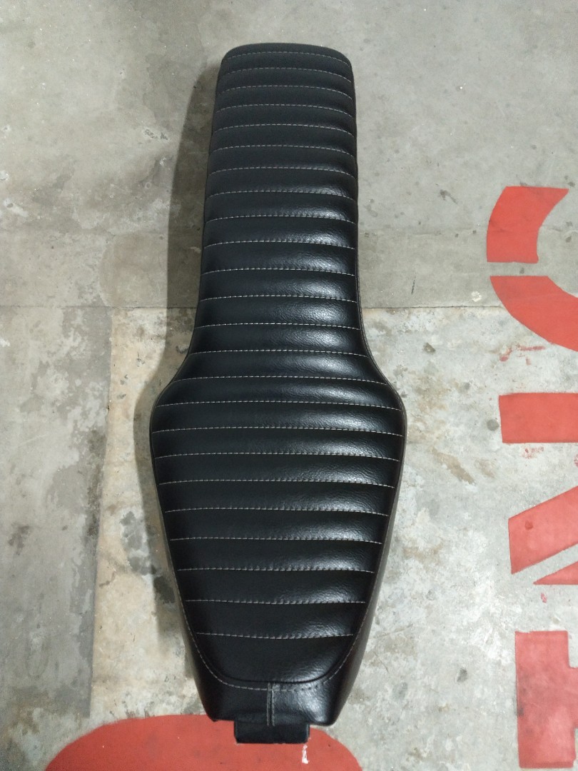 Biltwell HB Tuck and Roll seat for 