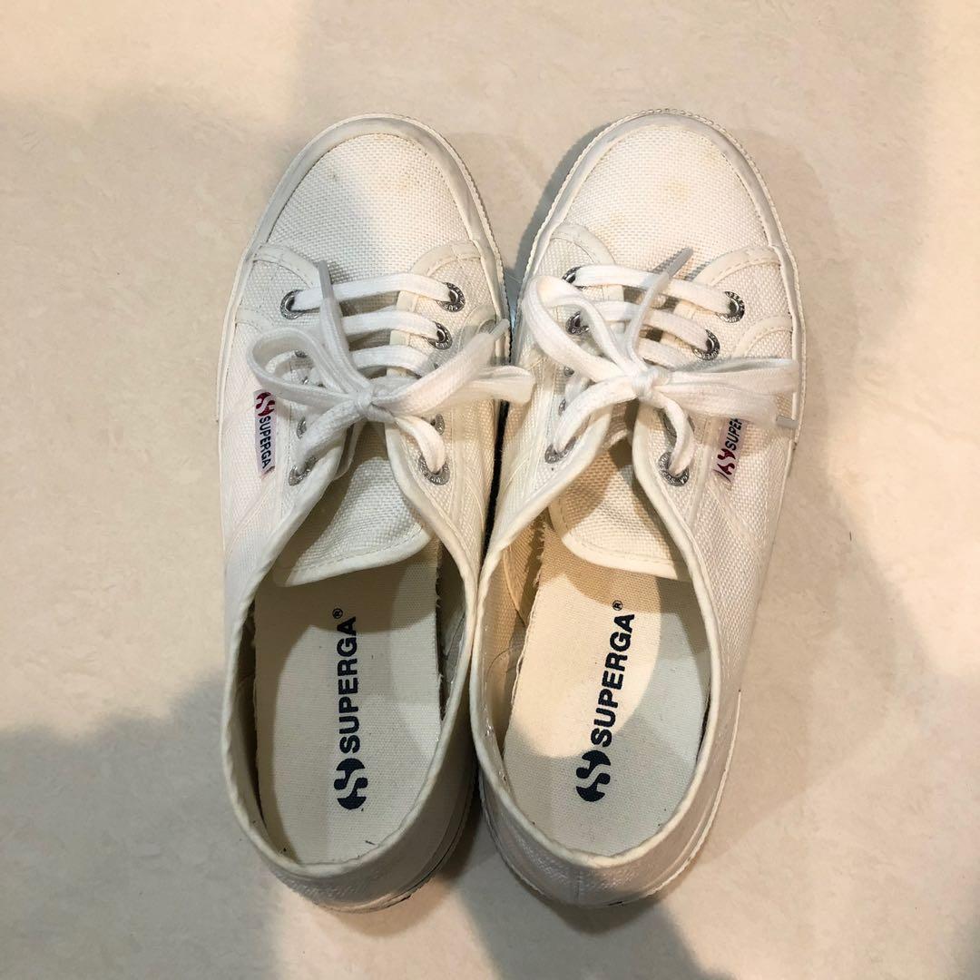 Superga小白鞋 凱特王妃的最愛 她的時尚 鞋子在旋轉拍賣