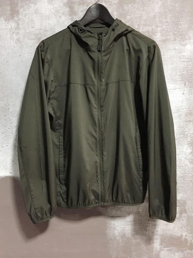 Uniqlo Olive Pocketable Parka Men S Fashion Clothes Outerwear On Carousell