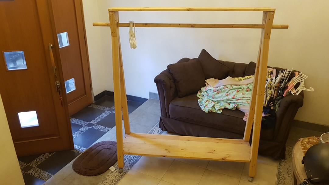 Gantungan Baju Bahan Kayu Stand Hanger Perabotan Rumah Di Carousell