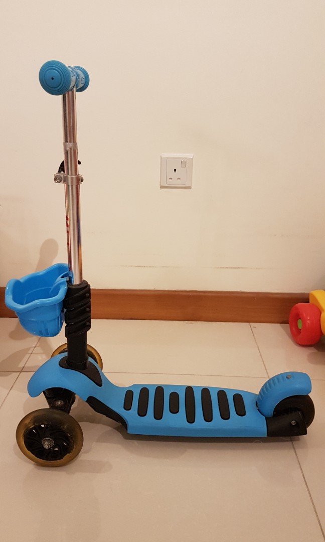 Kids Scooter with flashing lights, Babies & Kids, Babies & Kids Fashion