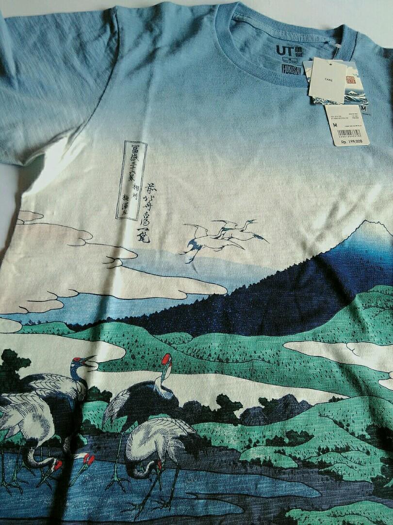 T-Shirt uniqlo hokusai blue, Fesyen 