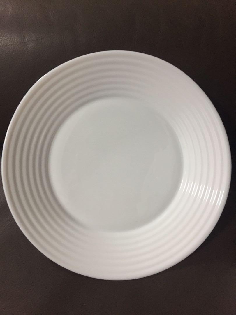 Luminarc plates microwave safe, Everything Else on Carousell
