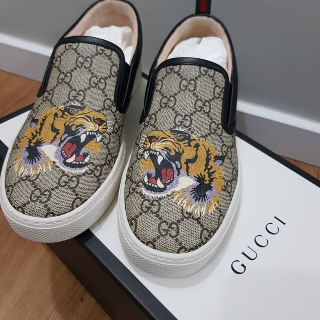 gucci gg supreme tiger slip on