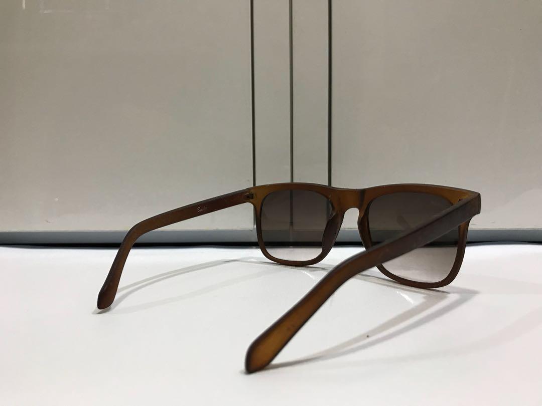 “Robbie” Sunnies (Category: Sunglasses & Eyewear) located in Manila. Submitted by dideelee (Listing ID 165189895, Image 2). Description: Barely used and in good condition. Oversized square frames in flattering brown color. Includes UV 400 protection ☀️.