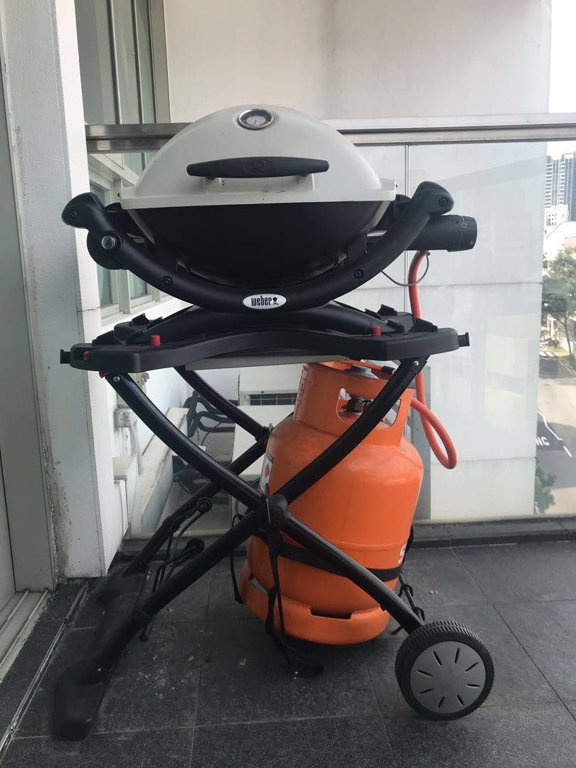 Koning Lear Wederzijds Natte sneeuw Weber Q1200 comes with Original Stand, Cover, Gas & Much More...., TV &  Home Appliances, Kitchen Appliances, BBQ, Grills & Hotpots on Carousell