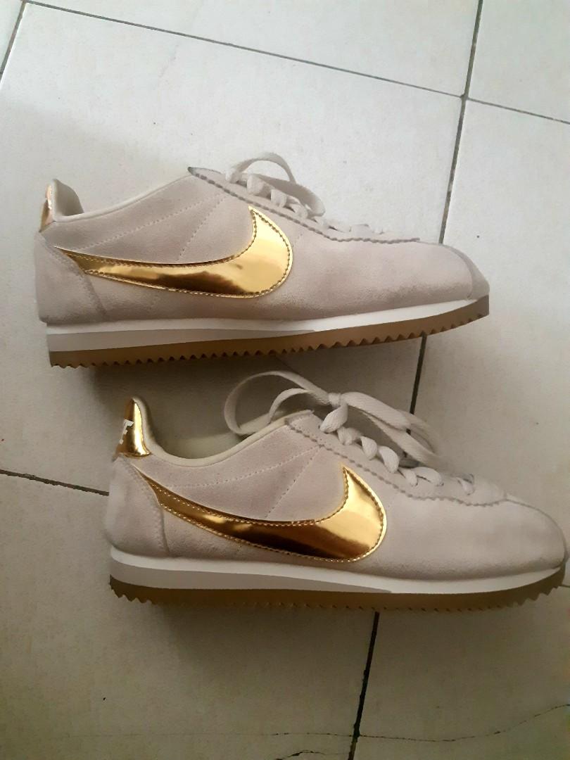 Nike cortez beige on sale suede
