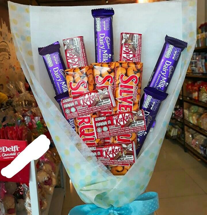 Buket Coklat Silverqueen Makanan Minuman Makanan Instan Di Carousell Silverqueen jumbo ini sangat cocok bagi anda para penggila cokelat. buket coklat silverqueen