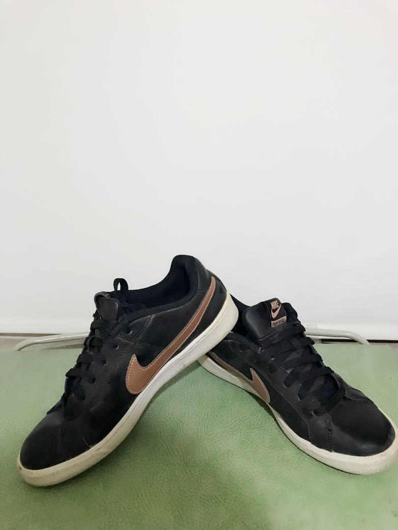 black nike shoes with gold tick