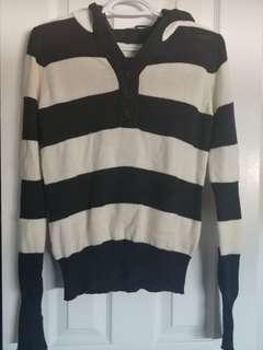 Women's hooded sweater (medium)