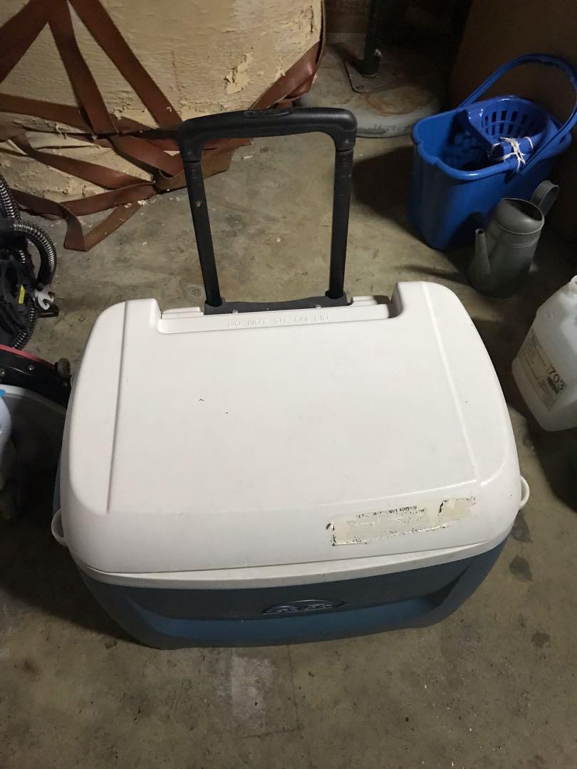 Igloo ice box, Everything Else on Carousell