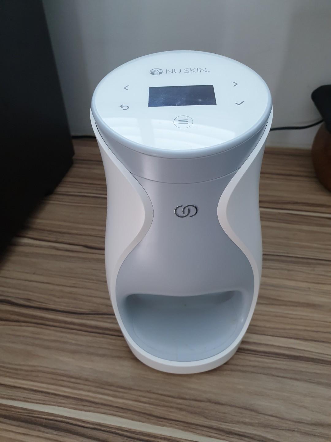 Nuskin ageloc me device (Category: Beauty Enhancer & Weight Management) located in Singapore. Submitted by redhot511 (Listing ID 213001145, Image 1). Description: Pre-owned ageloc me device. Comes with charger and caeryinh case. Still in good condition.