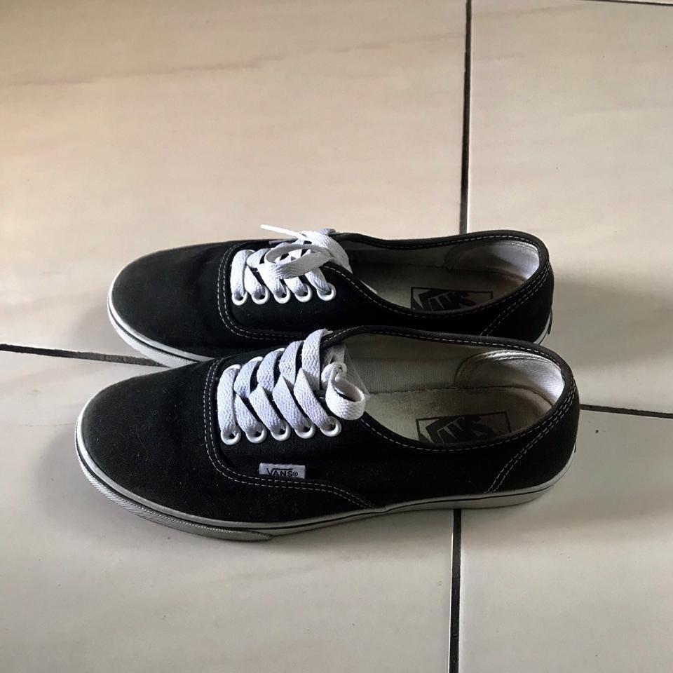 vans authentic lo pro black