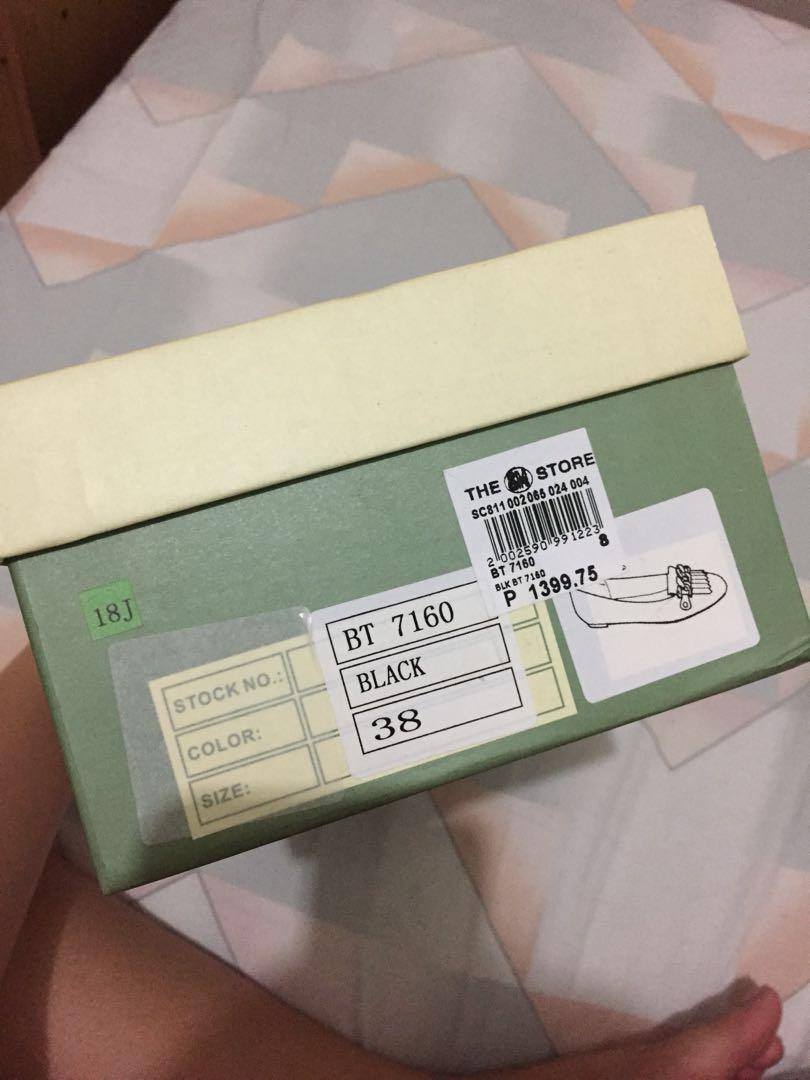 Gibi Black Shoes (Category: Sneakers) located in Quezon City. Submitted by kellysht (Listing ID 213229153, Image 3). Description: Used it once sa event 💃🏻 Supper pretty in actual ❤️ Original Price is 1399.75.