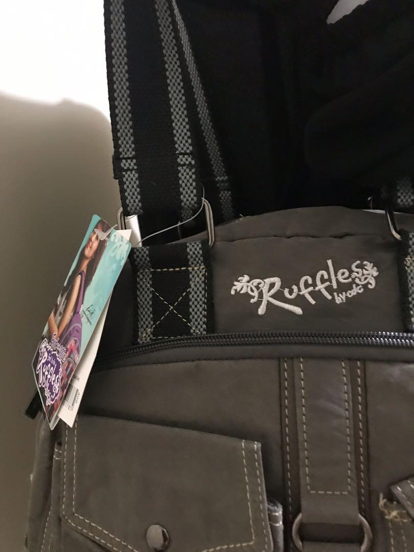 Ruffles two way bag (Category: Shoulder Bags) located in San Juan City. Submitted by bhingo (Listing ID 213099435, Image 2). Description: .