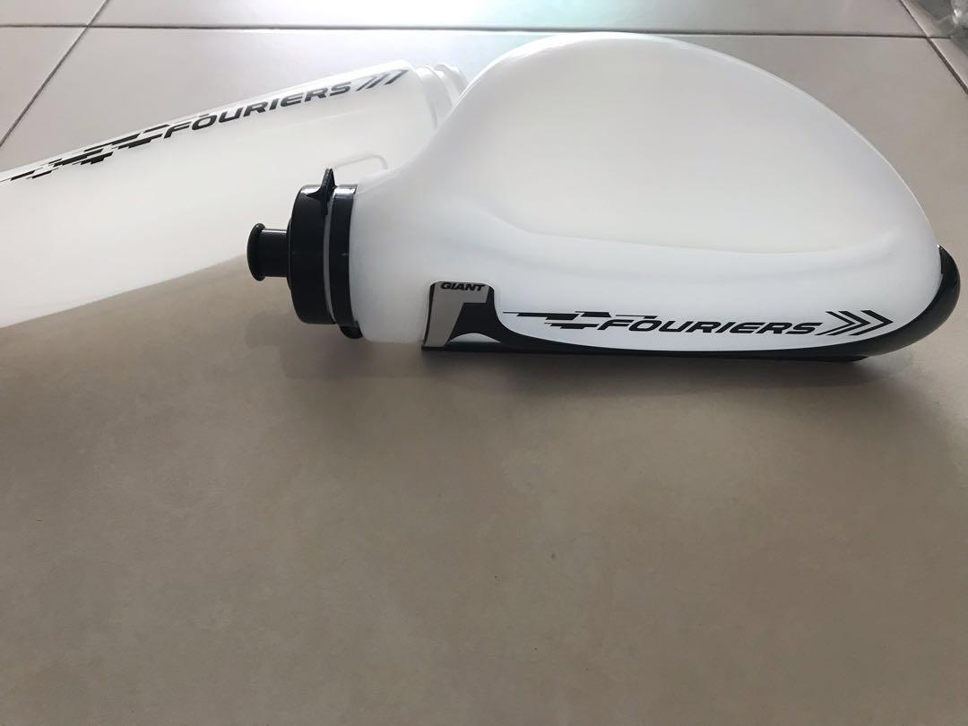 2 Giant Airway Aero Carbon Bottle Cages (with brand new aero bottles