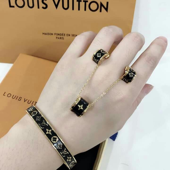 bøf anden Detektiv LV JEWELRY SET, Women's Fashion, Jewelry & Organizers, Necklaces on  Carousell