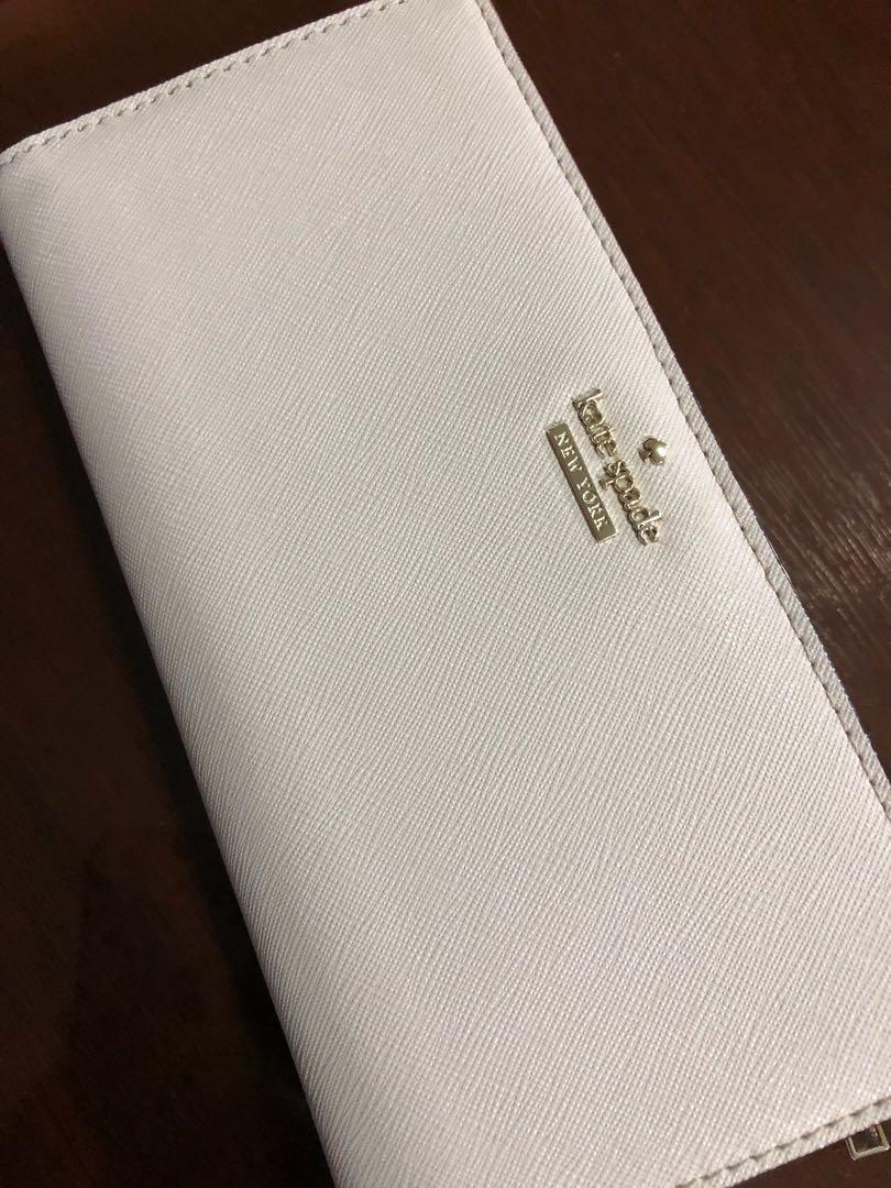 Authentic Kate Spade wallet (Category: Luxury Bags & Wallets) located in Makati City. Submitted by aiscraze (Listing ID 198891695, Image 3). Description: Original Kate Spade with box Khaki / Nude color Has coin purse Bills, credit cards.