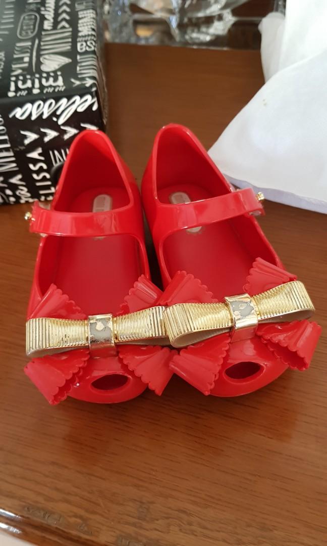 Mini melissa red shoes (Category: Babies & Kids Fashion) located in Urdaneta. Submitted by cristab12 (Listing ID 213484557, Image 2). Description: Preloved by my lo Size 6 9/10 condition Flaw: faded gold bow as shown in the picture but still very beautiful when worn Plus sf.