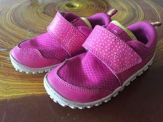 Girl Peek n Fit shoe