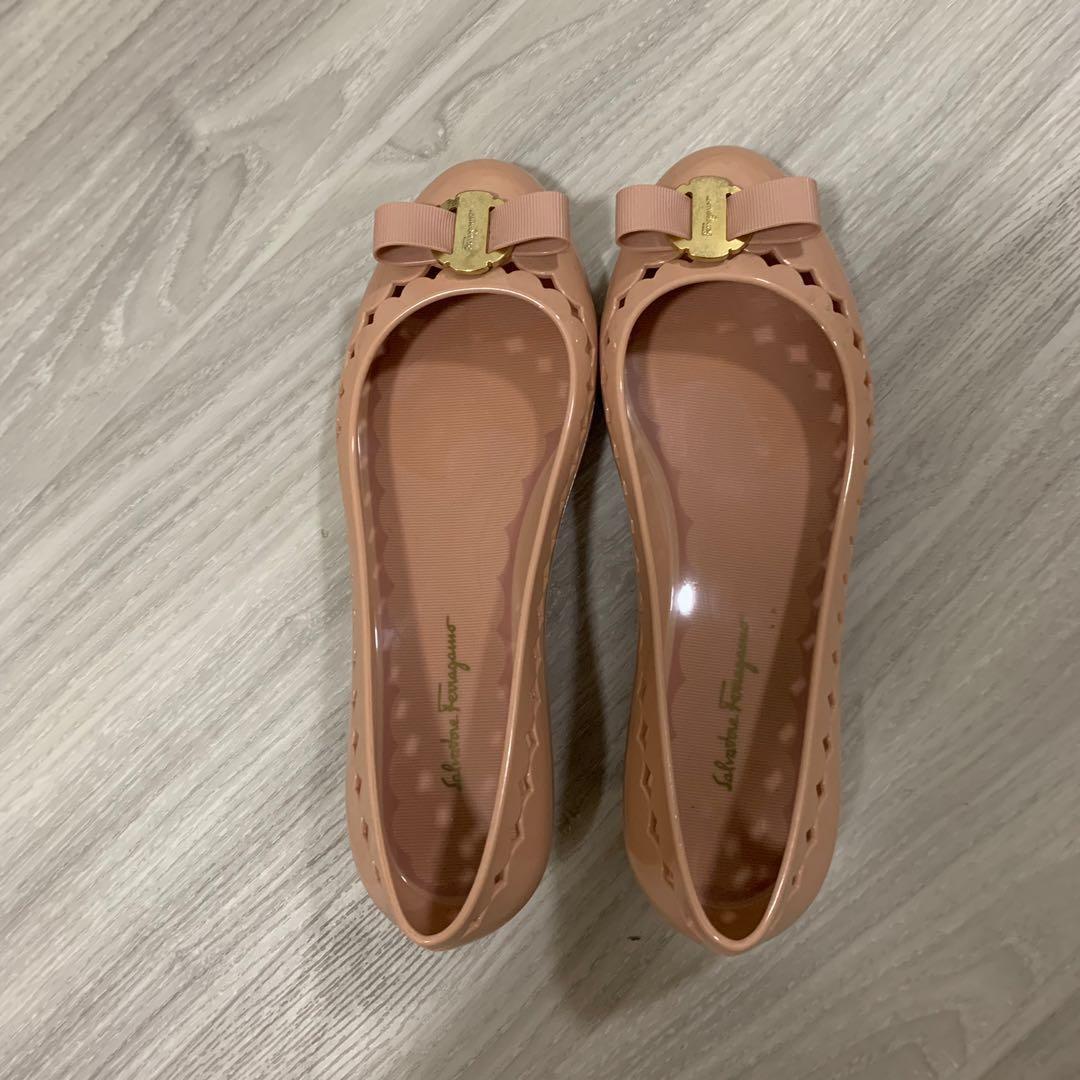 Ferragamo flower hot sale heel flat