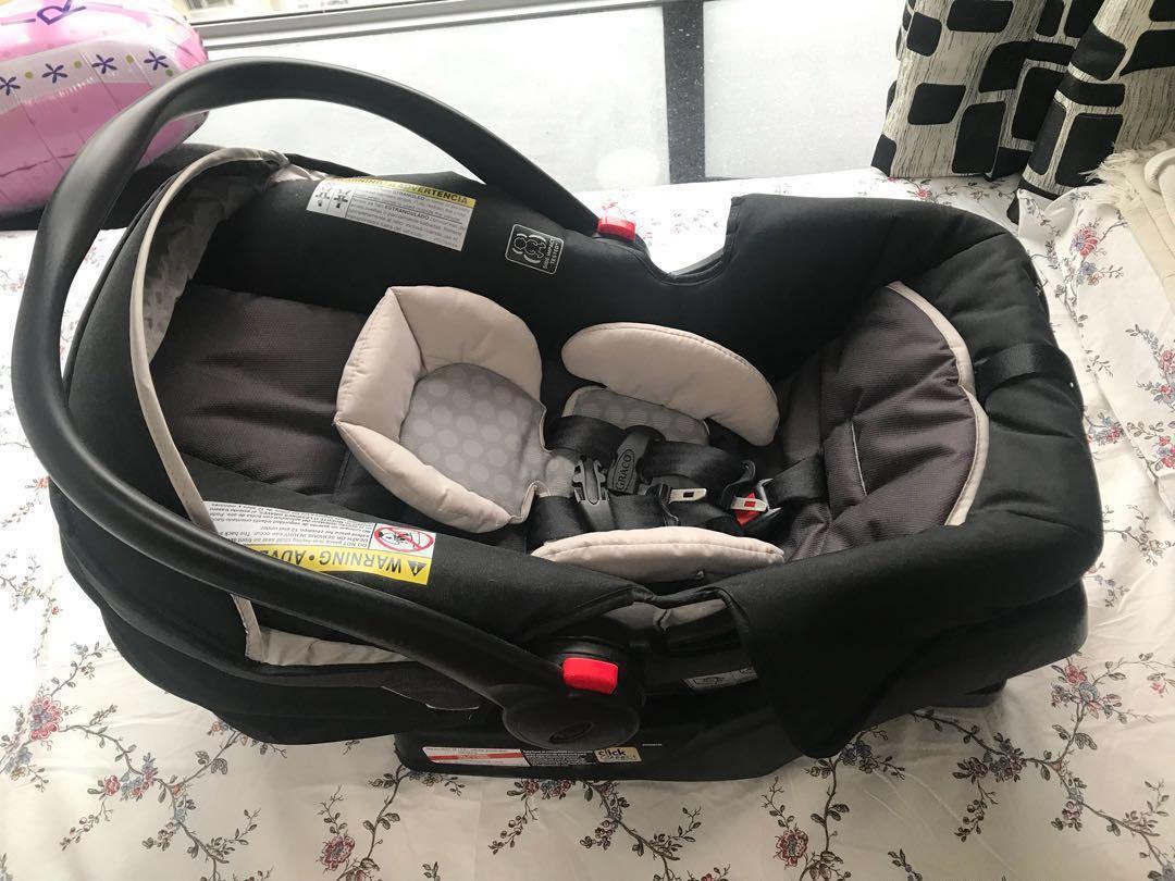 Graco SnugRide 35 Infant car seat with base and instruction manual