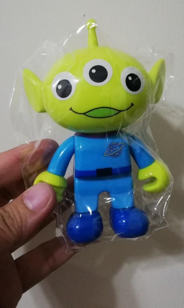 little plastic alien toys