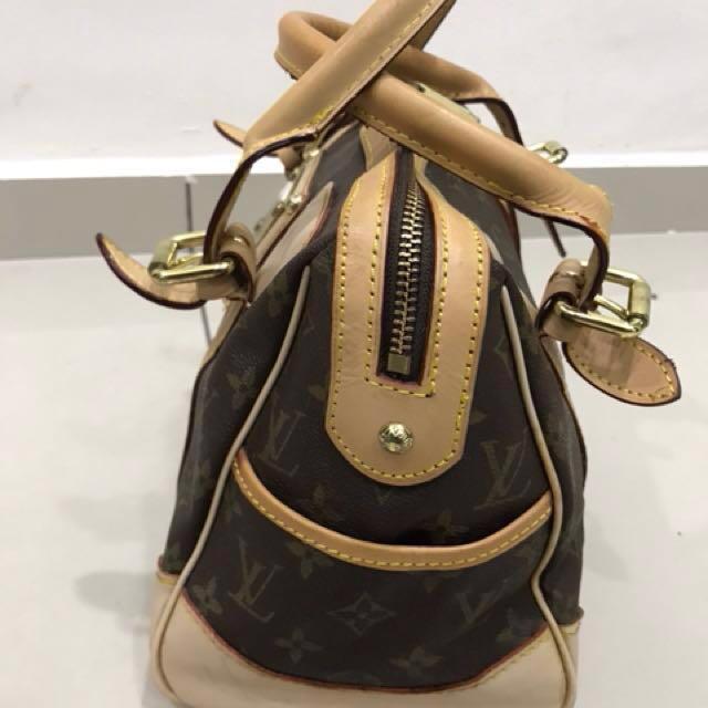 Berkeley leather handbag Louis Vuitton Beige in Leather - 35333625