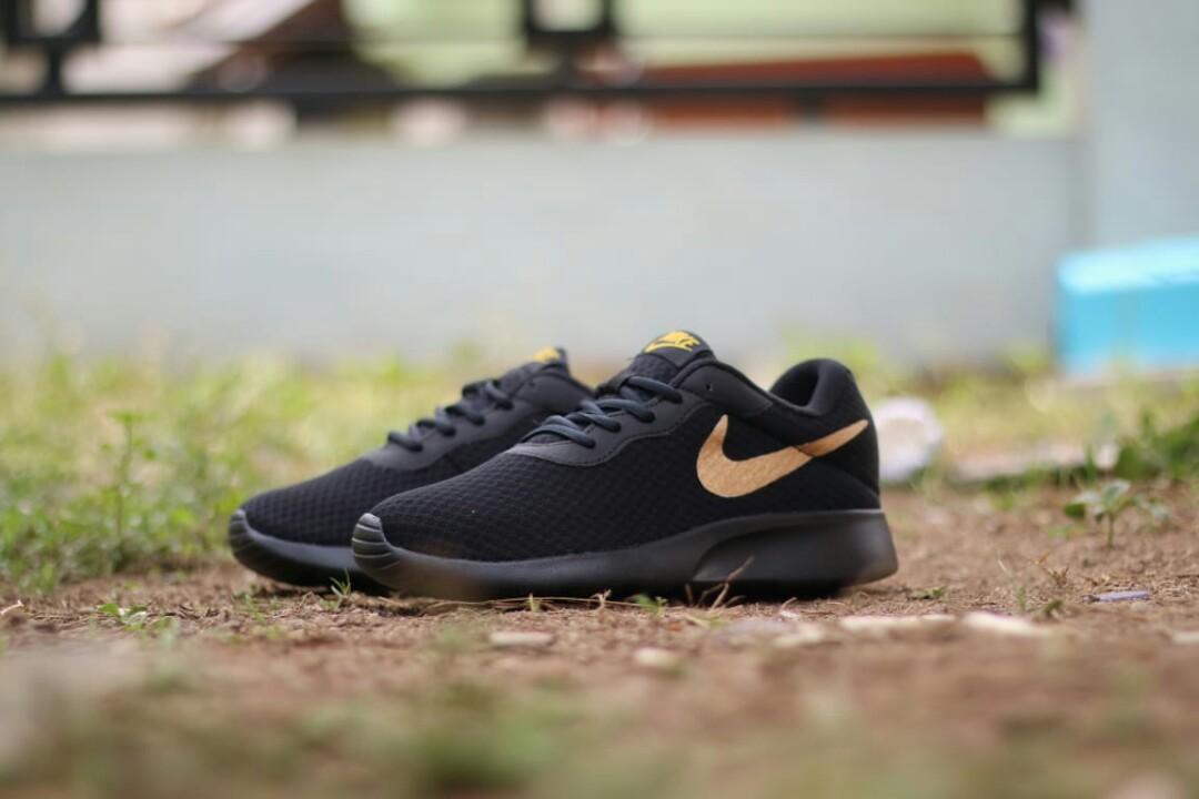 nike tanjun black gold original