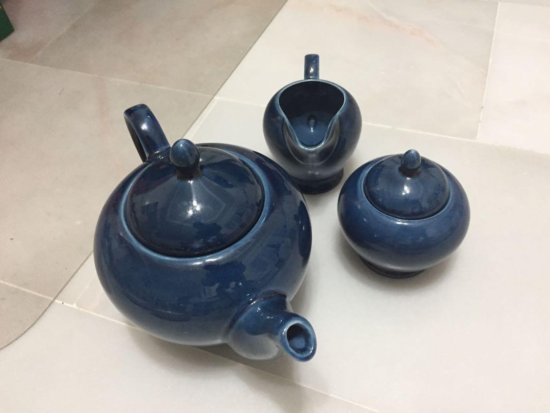 Tea pot set (Category: Coffee & Tea Tableware) located in Singapore. Submitted by sanctifiedone (Listing ID 213922119, Image 1). Description: Tea pot Milk holder Sugar holder.