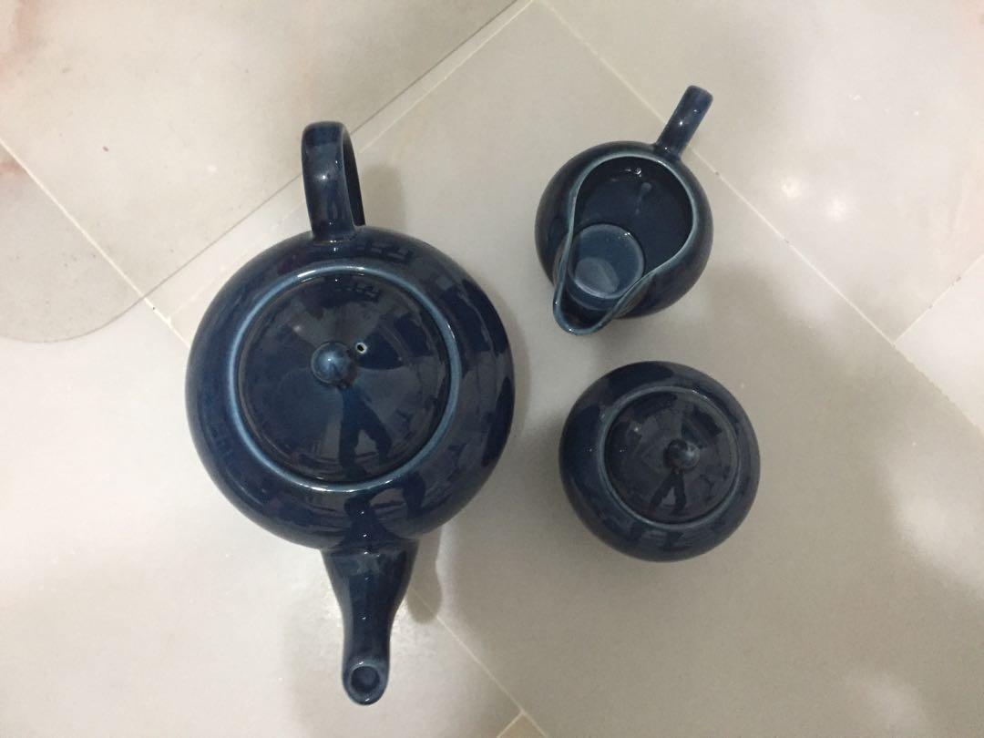 Tea pot set (Category: Coffee & Tea Tableware) located in Singapore. Submitted by sanctifiedone (Listing ID 213922119, Image 2). Description: Tea pot Milk holder Sugar holder.