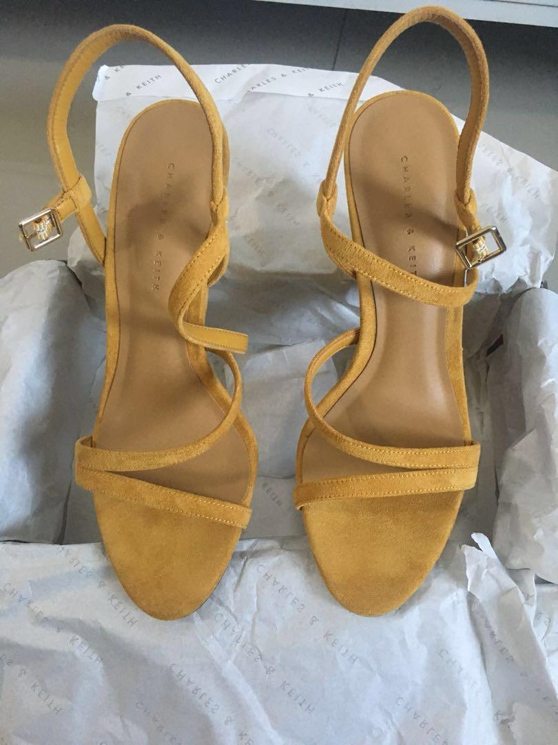 yellow mustard pumps