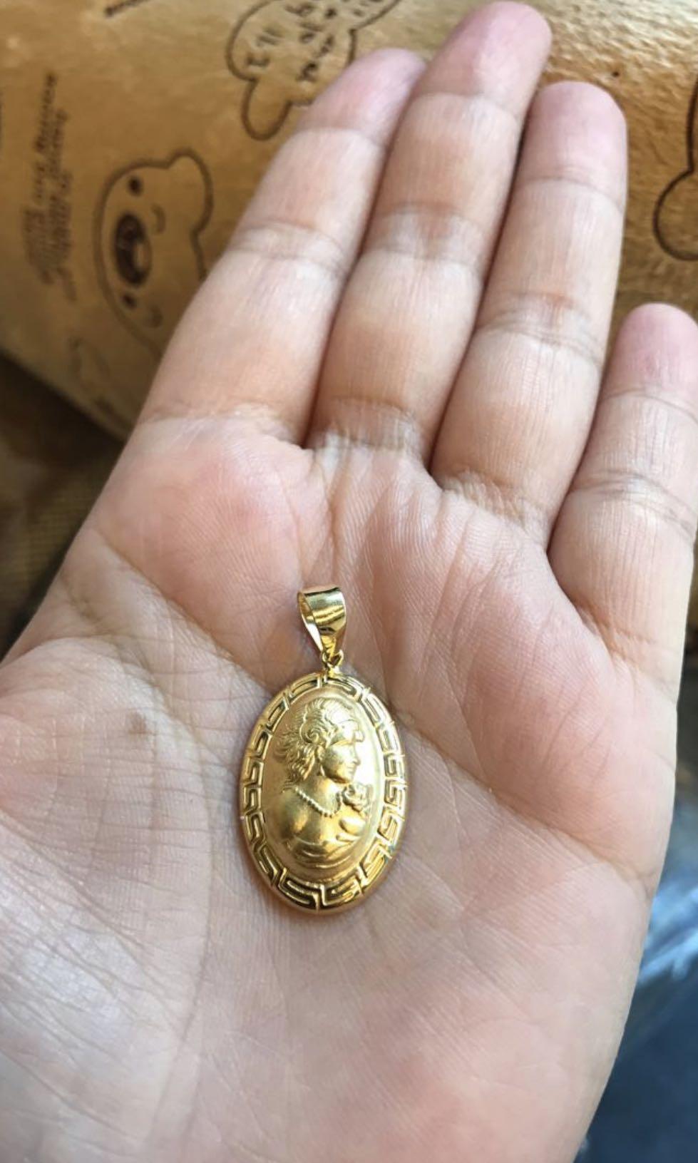 Queen elizabeth top pendant meaning