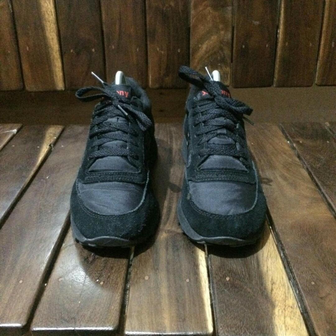 saucony triple black