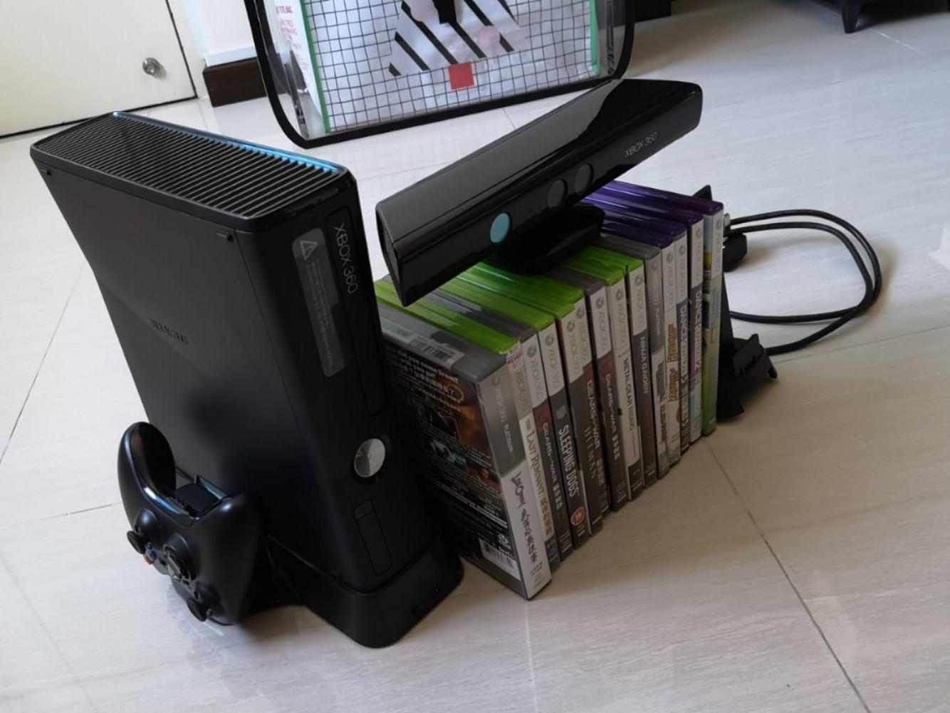 XBOX 360 with Games, Docking station, Kinect, Video Gaming, Video Game