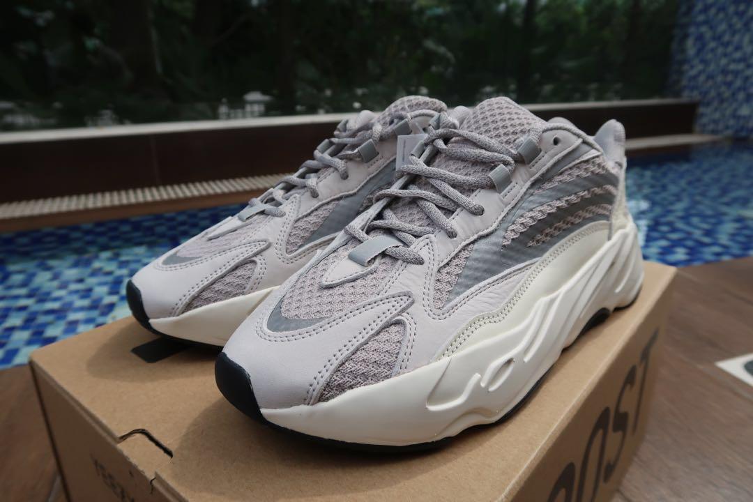 yeezy 700 v2 statics