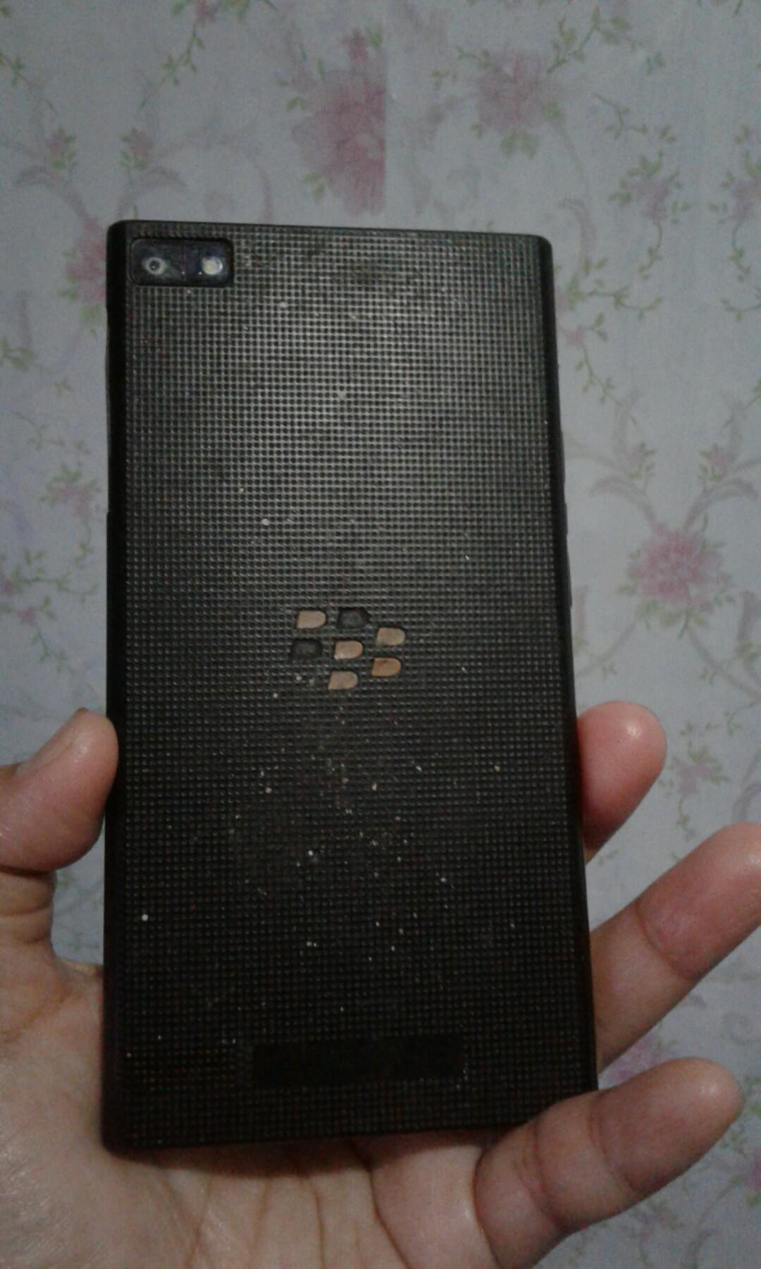 Blackberry Z3 (Category: Early Generation Mobile Phones) located in Quezon City. Submitted by mitz23 (Listing ID 214174364, Image 2). Description: Unit only and box. Please see specs on the last image. Blackberry 10 OS version 10.3.2.2474.