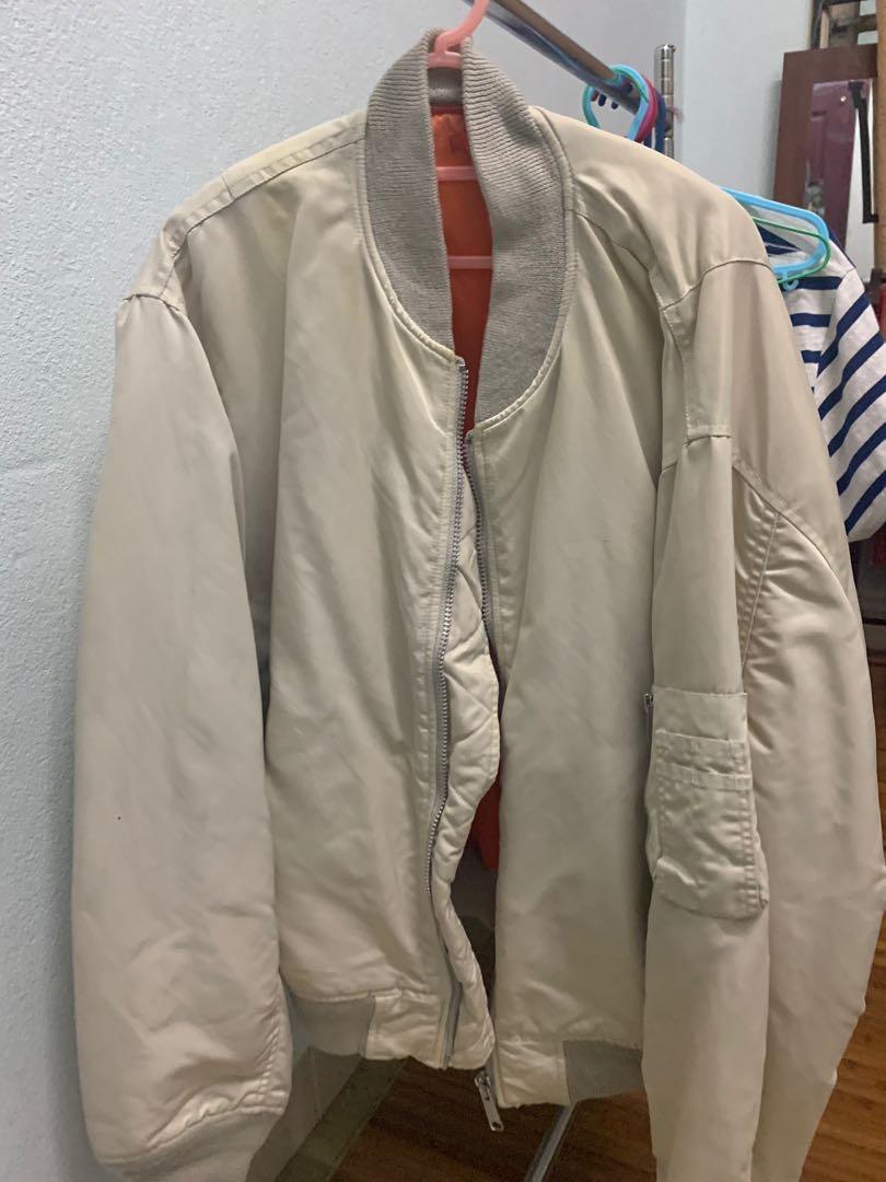 Bomber Jacket (Category: Hoodies) located in Ayer Keroh. Submitted by zhar___ (Listing ID 210699116, Image 1). Description: bomber jacket untuk dilepaskan. baru pakai 4-5 kali..